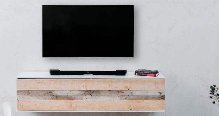 Heimkino Setup: WLAN-Lautsprecher mit Smart-TV verbunden.