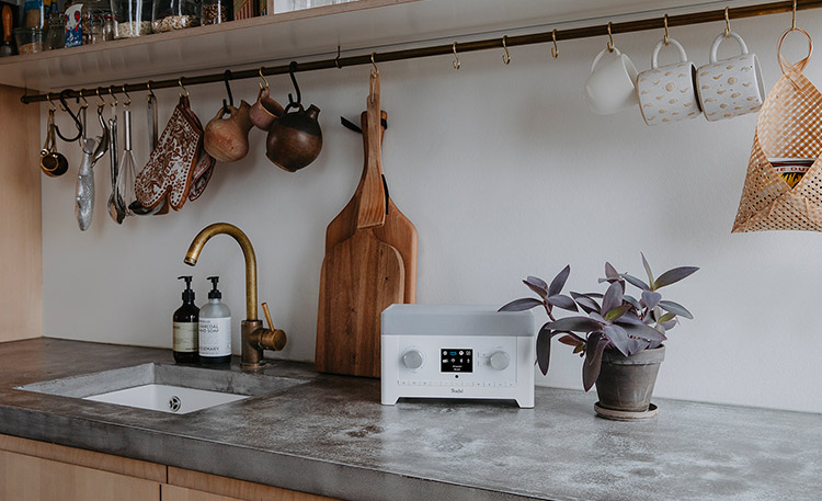 Interior: Radio blanca en la cocina de una casa de campo moderna