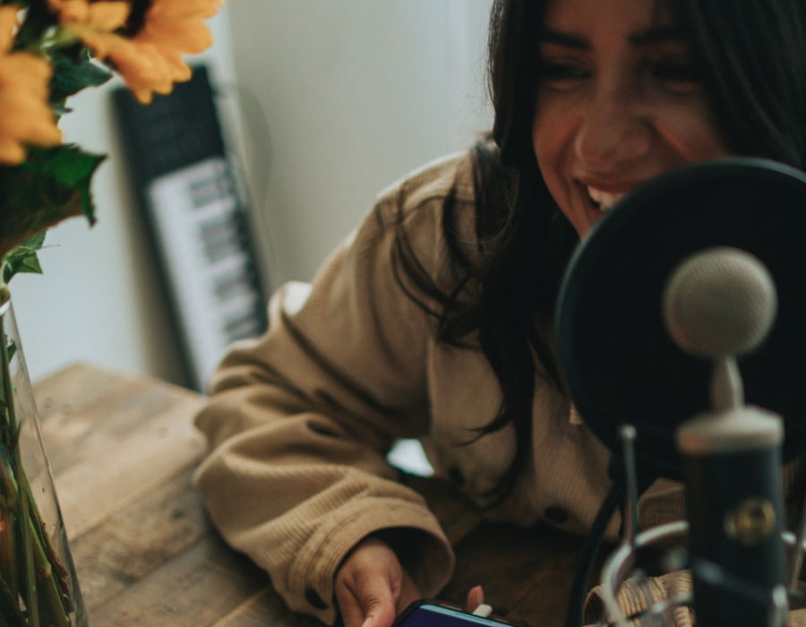 Mujer riendo delante de un micrófono