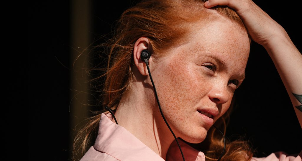 Mujer con auriculares in-ear REAL BLUE IN de Teufel