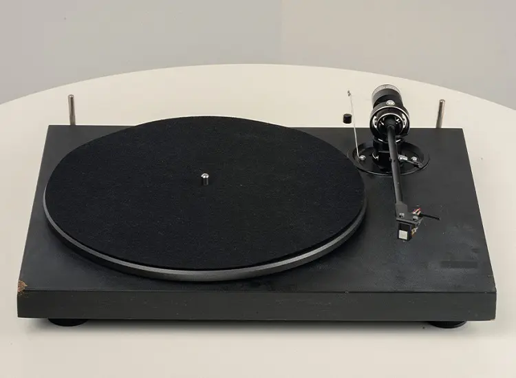 Análisis espectral y mediciones técnicas de tocadiscos con altavoces integrados