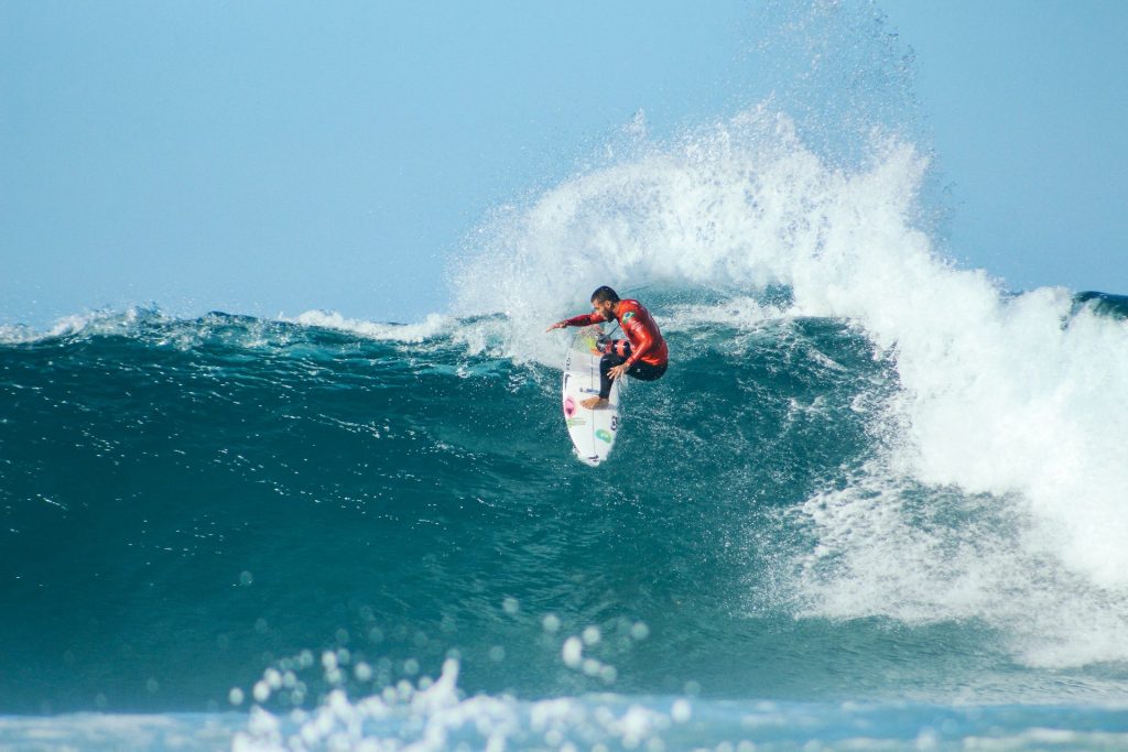 Surfista sobre una ola espumosa