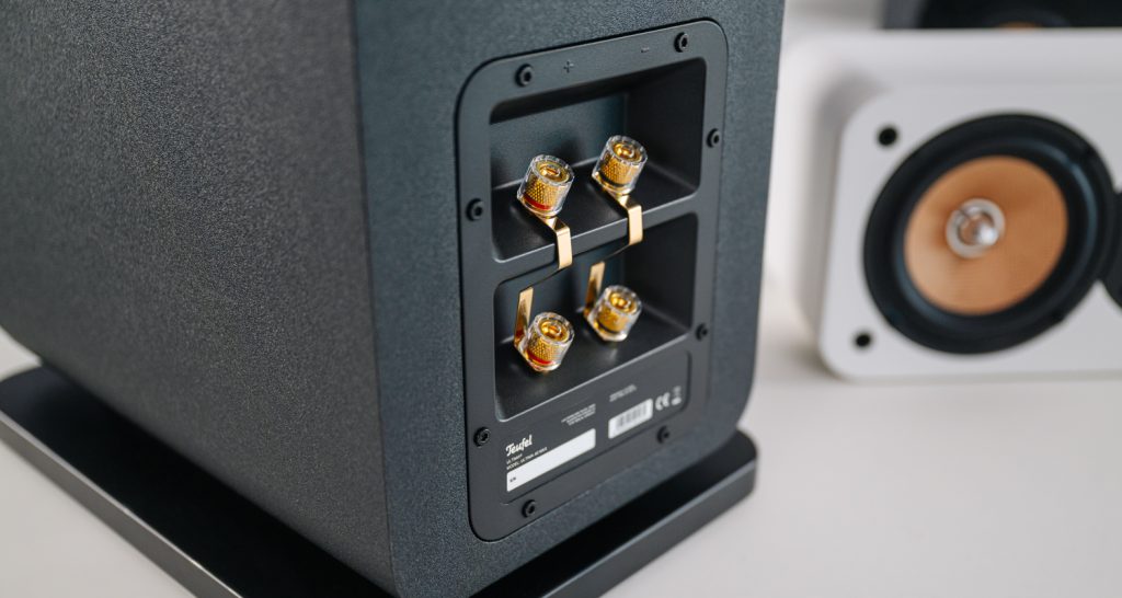 Conexiones de cable en la parte trasera del Ultima 20